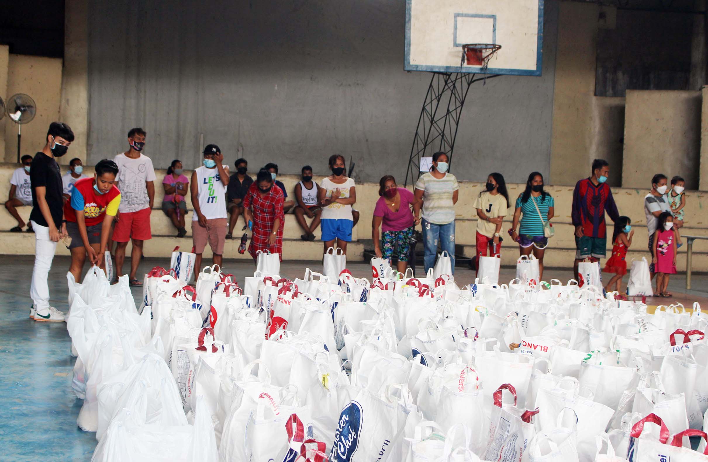 philippines-distribution-of-food-to-the-victims-of-the-recent-typhoon